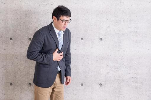 食後に胃痛を感じる男性
