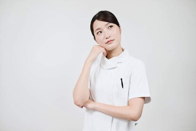 疑問を抱く看護師