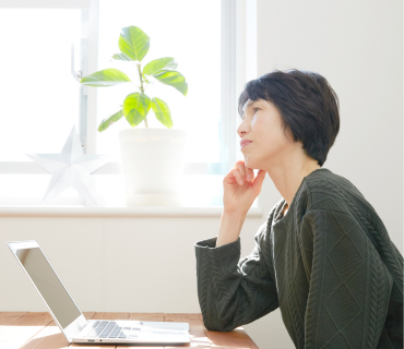不安を感じる女性